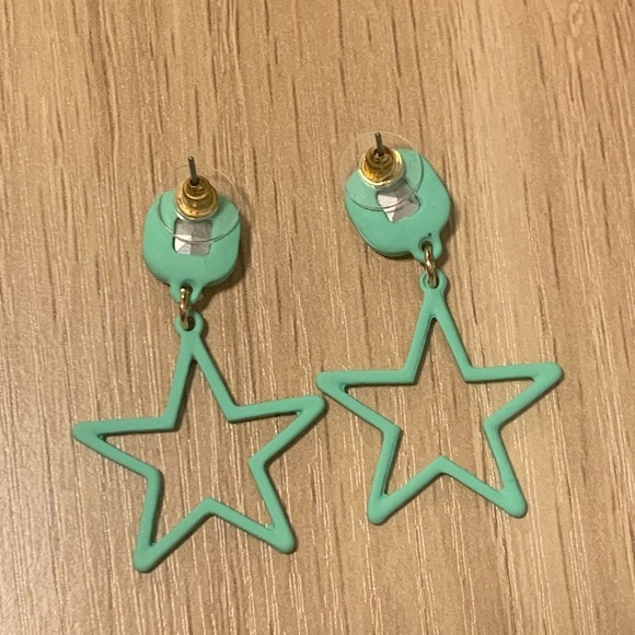 NWOT AVENUE ZOE STAR EARRINGS - Picture 2 of 2